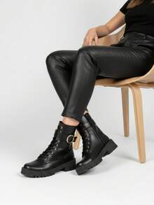 Bota Mujer Tipo Combat, Diseño Moderno y Elegante Disponible en Diferentes Colores, Acabado Sintético de Alta Calidad, Suela Gruesa Antideslizante para Mayor Comodidad, Detalles Metálicos Decorativos, Ajuste con Cordones y Cierre Lateral, Comodidad para Uso Diario, Perfecta para Looks Urbanos, Casual, Rock y Moda Streetwear, Resistente y Fácil de Limpiar, Versátil para Todas las Temporadas - Negro - Ver 3