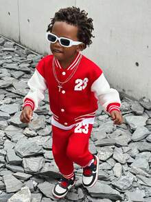 SHEIN Playful Pals Set de 2 piezas Chaqueta y pantalones de béisbol universitario para niños pequeños de 0 a 3 años, chaqueta de forro polar texturizado de punto rojo con mangas raglán y número 23 impreso, combinada con pantalones casuales de punto blanco a rayas con cintura elástica, adecuado para vacaciones y Navidad, conjunto esencial de béisbol universitario - Multicolor - Ver 6