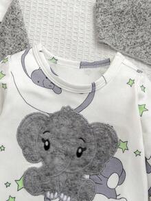 SHEIN Explorewe 4件套新生儿简约爱心与熊印花长袖连体衣、披肩、帽子和围巾礼品套装 - 彩色 - 查看 3