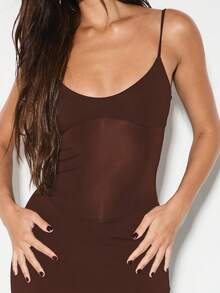 KIZN 修身网纱拼接长款连衣裙，配有可调节细肩带和透视细节，适合晚宴穿着 - 巧克力棕 - 查看 5