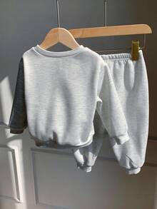 SHEIN 男婴两件套保暖圆领卫衣和运动裤套装，舒适休闲基础款，适合室内、室外、日常穿着、运动、派对、拍照、节日、街头穿搭，秋冬季男婴毛衣套装，两件套，男婴街头服饰 - 灰色 - 查看 2