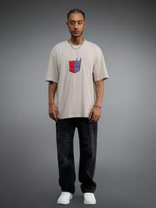 Transformers X SHEIN 男士休闲日常通勤时尚街头卡通机器人印花宽松短袖T恤，夏季 - 卡其色 - 查看 3