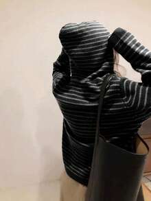 女式条纹落肩长袖抽绳连帽毛衣，秋冬针织套头衫 - 黑色 - 查看 2