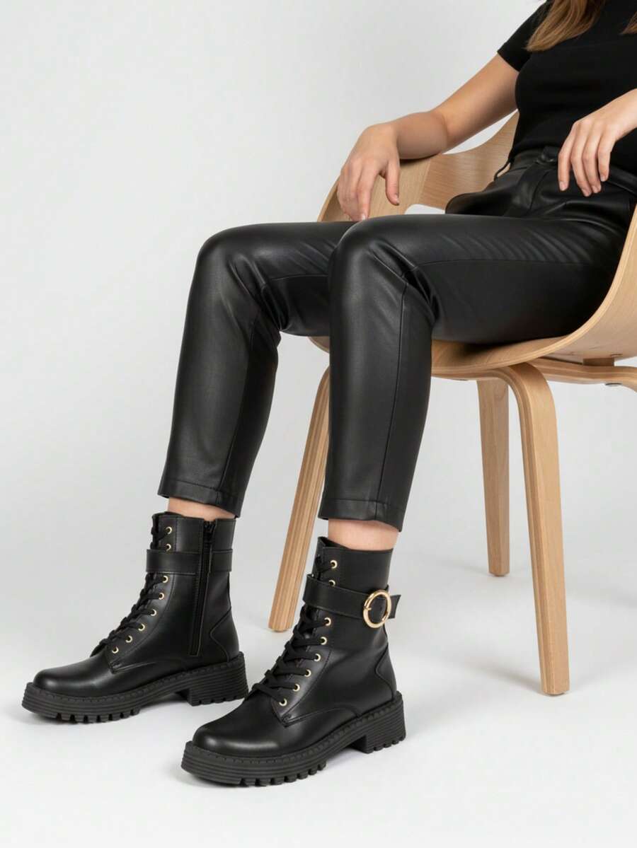 Bota Mujer Tipo Combat, Diseño Moderno y Elegante Disponible en Diferentes Colores, Acabado Sintético de Alta Calidad, Suela Gruesa Antideslizante para Mayor Comodidad, Detalles Metálicos Decorativos, Ajuste con Cordones y Cierre Lateral, Comodidad para Uso Diario, Perfecta para Looks Urbanos, Casual, Rock y Moda Streetwear, Resistente y Fácil de Limpiar, Versátil para Todas las Temporadas - Negro - Ver 1