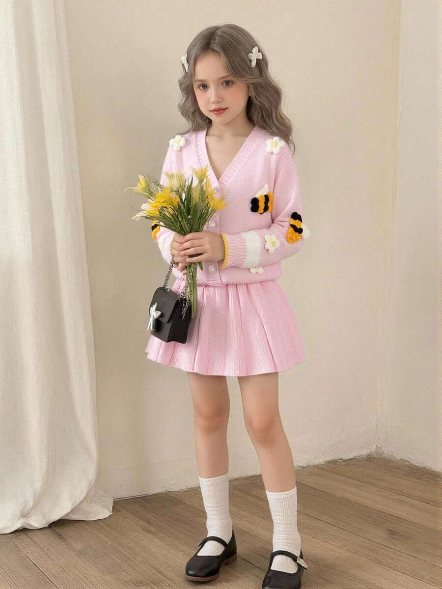 SHEIN 休闲、时尚又可爱的粉色花朵蜜蜂图案毛衣套装,包含一件开衫和一条针织百褶裙,柔软舒适,适合日常穿着、旅行、度假、居家、幼儿园、秋冬季节、圣诞节、开学季、派对等场合,也是春秋季节的百搭服装,更是女孩们节日穿搭的理想之选。 - 粉色 - 查看 1