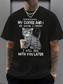 Manfinity Dauomo 我和我的咖啡正在享受片刻宁静——猫咪正在喝咖啡，图案印在一件大号男士圆领T恤上。 - 黑色 - 查看 1