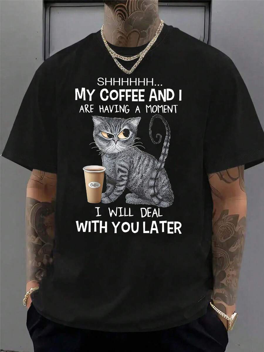 Manfinity Dauomo 我和我的咖啡正在享受片刻宁静——猫咪正在喝咖啡，图案印在一件大号男士圆领T恤上。 - 黑色 - 查看 1