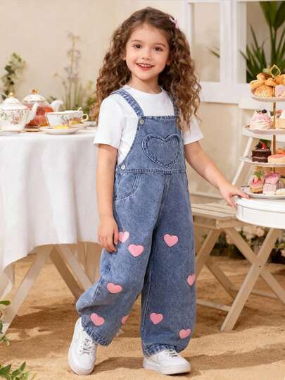 Pantalones de peto vaqueros de estilo lindo para niñas pequeñas, corte recto suelto, color azul claro con estampado de corazón rosa, tela suave y cómoda, de moda para uso diario, primavera/verano/otoño/invierno