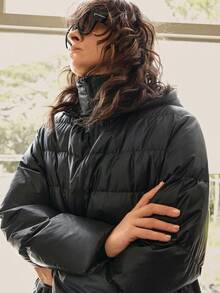 Ontre 2025秋冬新款黑色立领连帽条纹绗缝侧袋女式长款羽绒服，复古时尚都市通勤日常百搭浪漫休闲90年代圣诞节新年、感恩节派对海滩毕业典礼时尚潮流之选，适合婚礼宾客、主人、约会、派对、音乐会、早午餐、机场等多种场合。 - 黑色 - 查看 6