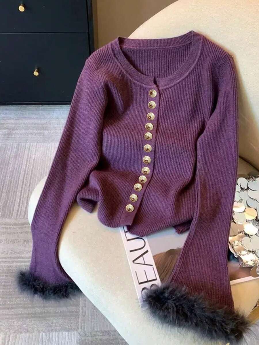 Resyla Damen Strickjacke in Große Größen mit Patchwork, Fellbesatz an den Ärmeln und Knopfleiste, modischer Strickstil - Violett - Übersicht 1