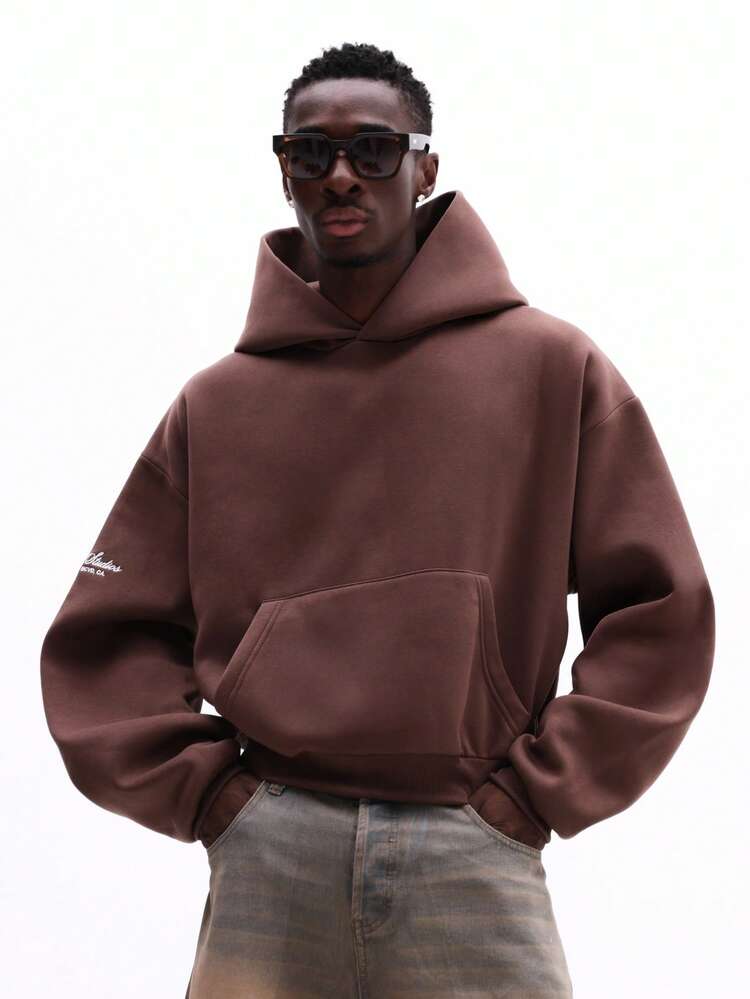 Moletom oversized com capuz ajustável por cordão.