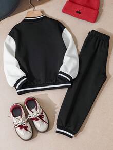Popeye X SHEIN Set de 2 piezas: Chaqueta de béisbol holgada con estampado de insignia vintage y pantalón de chándal para niño pequeño, para otoño/invierno - Blanco y Negro - Ver 3