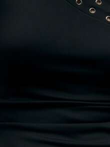 TypaGal Stylowy czarny top typu halter z wyrazistymi zdobieniami w postaci przelotek i asymetrycznym paskiem. Odważny i szykowny element stylizacji na wieczorne wyjście lub imprezę. - Czarne - Zobacz 7