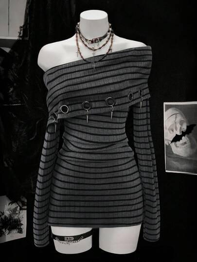 Franclia 女士时尚黑灰条纹长袖不对称肩连衣裙，配镂空金属吊坠配饰，适合哥特风、街头风、万圣节装扮、派对服装、返校季、约会、拍照、Y2K时尚、新年派对等场合。