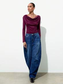 Maija Śliwkowo-czerwony, prążkowany, błyszczący, prążkowany, dopasowany body z długim rękawem i drapowanym dekoltem, nowoczesny, miejski styl dla kobiet, jesień