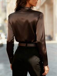 Ellegaria. Blusa elegante con collo incrociato da donna, top in raso lucido da donna, blusa con design arricciato sulle spalle, camicia scollo a V, adatta per pendolarismo, uso quotidiano, inverno, primavera, autunno, riunioni, trattative di lavoro, ufficio, appuntamenti, gala, lauree, abbigliamento da insegnante urbano, outfit per Natale e Capodanno, raduni informali, outfit da viaggio, capace, elegante, minimalista, di alta gamma, presenza, adatta per tutte le stagioni - Moka Marrone - Visualizzare 3