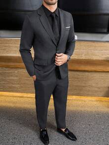 Calvornis 一套男士商务休闲单排扣西装外套和西裤，采用披肩领设计，更添时尚感和层次感，适合通勤、商务、派对和宴会等场合。这套西装是男士衣橱中不可或缺的百搭单品，也是送给男友或丈夫的绝佳礼物。 - 深灰色 - 查看 4
