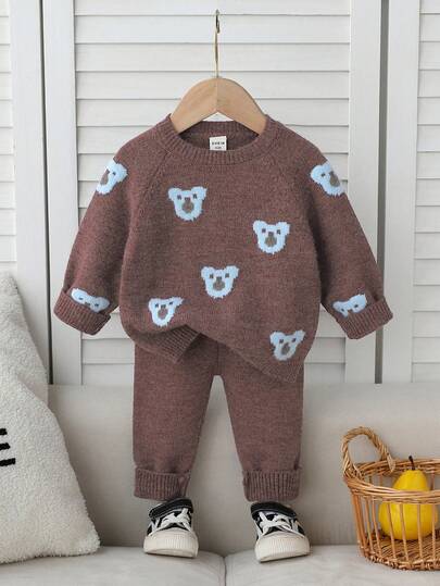 SHEIN Playful Pals Bộ áo len và quần dệt kim gấu jacquard cho bé trai, màu lạc đà, mềm mại và thoải mái, thích hợp mặc hàng ngày, đi chơi, du lịch, nghỉ dưỡng, mặc nhà, đi nhà trẻ và vui chơi cho trẻ em