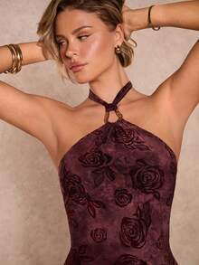 SHEIN Glamour 蜡染工艺植绒面料，搭配胸前金属配饰的颈绳迷你针织吊带连衣裙，性感派对、圣诞节、新年装扮。 - 中紫紅色 - 查看 5