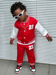 SHEIN Playful Pals Set de 2 piezas Chaqueta y pantalones de béisbol universitario para niños pequeños de 0 a 3 años, chaqueta de forro polar texturizado de punto rojo con mangas raglán y número 23 impreso, combinada con pantalones casuales de punto blanco a rayas con cintura elástica, adecuado para vacaciones y Navidad, conjunto esencial de béisbol universitario - Multicolor - Ver 1