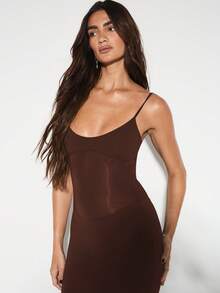 KIZN 修身网纱拼接长款连衣裙，配有可调节细肩带和透视细节，适合晚宴穿着 - 巧克力棕 - 查看 6