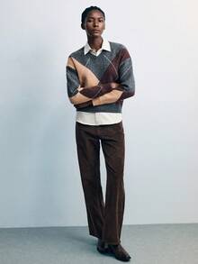 Maija 2026 现代都市几何格纹艺术线条 V 领宽松休闲柔软绒毛女式毛衣，适合返校季校园活动、圣帕特里克节复活节派对、假日海滩度假夏季外出毕业典礼等场合。 - 彩色 - 查看 3