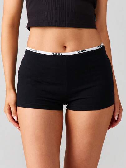 Missguided x Playboy 修身舒适休闲短裤，配有品牌腰带，适合休闲穿着和放松。