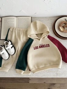 SHEIN 2 Stücke Baby Jungen Lässiger College-Stil Weicher & Bequemer Pullover Kapuzenpullover Jogginghose Set mit Englischen Grafiken, vielseitig für den täglichen Gebrauch, Schule, Ausflüge, Sport, geeignet für Herbst/Winter, geeignet für Schule, geeignet für Ausflüge, geeignet für die Rückkehr zur Schule, geeignet zum Anziehen, geeignet für Weihnachtsfeiern, geeignet für gesellige Aktivitäten