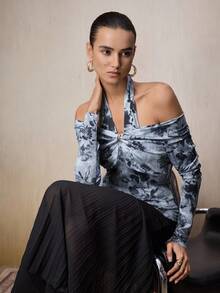 Modelyn Blusa halter con hombros descubiertos, fruncida y con estampado floral de Y2K para mujeres - Negro - Ver 1