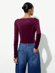 Maija Śliwkowo-czerwony, prążkowany, błyszczący, prążkowany, dopasowany body z długim rękawem i drapowanym dekoltem, nowoczesny, miejski styl dla kobiet, jesień