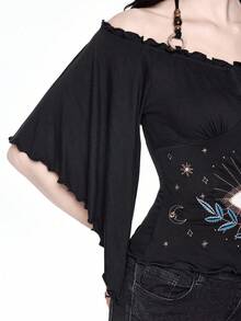 ROMWE Goth Camiseta de mujer con mangas de murciélago, bordado de ojo, decoración de cuentas de madera y hombros sueltos de estilo vintage - Negro - Ver 2