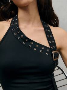 TypaGal Stylowy czarny top typu halter z wyrazistymi zdobieniami w postaci przelotek i asymetrycznym paskiem. Odważny i szykowny element stylizacji na wieczorne wyjście lub imprezę. - Czarne - Zobacz 6