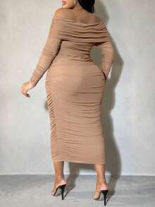 SHEIN PETITE CURVE Vestido elegante de manga larga, ajustado y con hombros descubiertos con pliegues de unicolor para mujer de talla grande - Albaricoque - Ver 2