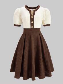 SHEIN 一件式女童秋冬优雅针织提花小V领连衣裙，金属扣装饰，拼接下摆，褶裥撞色设计，大码连衣裙，短袖修身连衣裙，适合日常外出、休闲聚会和各种场合。 - 杏色 - 查看 4