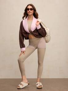 Activina Suéter holgado de manga larga con diseño de giro de color contrastante para mujer, parte superior de activewear para yoga y entrenamiento - Marrón - Ver 1