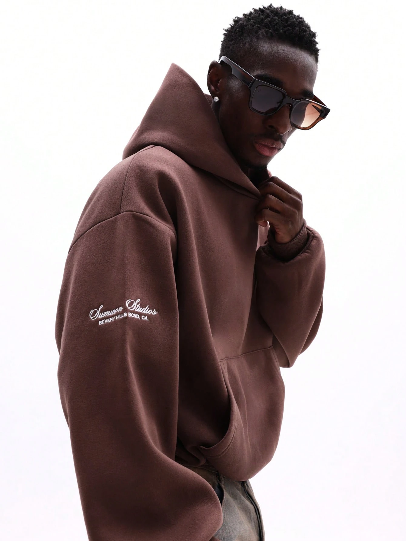 Moletom oversized com capuz ajustável por cordão.