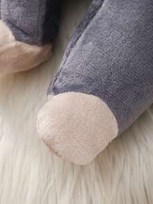 SHEIN Perso Play Tutina con cappuccio e piedini in stile patchwork, con motivo carino a orsetto cartoni animati e design orecchie 3D ricamate, grigia, morbida e confortevole per l'autunno/inverno - Grigio Scuro - Visualizzare 3