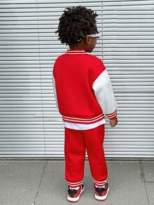 SHEIN Playful Pals Set de 2 piezas Chaqueta y pantalones de béisbol universitario para niños pequeños de 0 a 3 años, chaqueta de forro polar texturizado de punto rojo con mangas raglán y número 23 impreso, combinada con pantalones casuales de punto blanco a rayas con cintura elástica, adecuado para vacaciones y Navidad, conjunto esencial de béisbol universitario - Multicolor - Ver 2