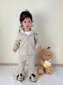 SHEIN 2 件套女婴秋冬新款 2025 提花针织菱形图案开衫夹克和喇叭裤套装，休闲时尚装 - 杏色 - 查看 3