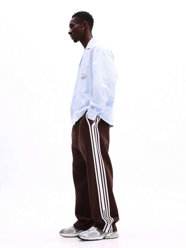 Calça de moletom marrom com listras laterais