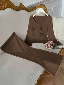 Modelyn 2 Stücke einfarbiges figurbetontes, sexy geripptes Strickset, Bodycon Maxirock & Pullover mit Blumendekoration