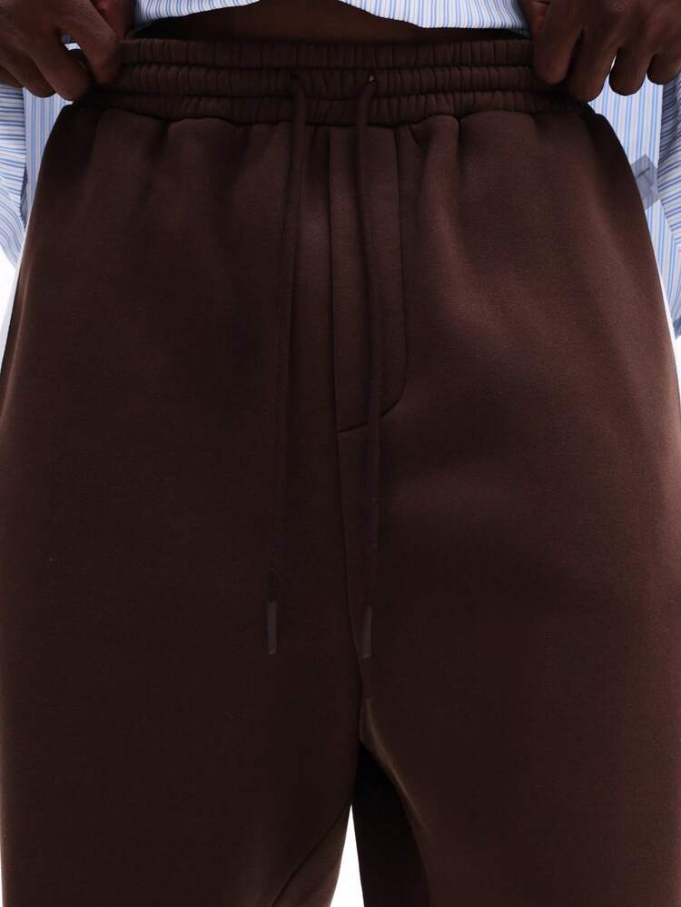 Calça de moletom marrom com listras laterais