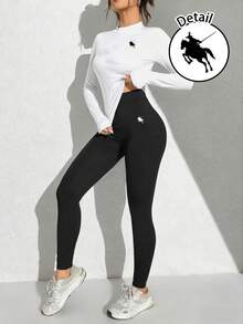 SHEIN Essnce 2 件套休闲简约复古硬币和白马标志印花针织长袖紧身打底衫套装，适合秋冬季 - 黑與白 - 查看 1