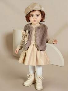 SHEIN 3 Stücke Baby Mädchen Herbst/Winter Mode eleganter süßer Street-Style khakifarbene Fellweste Jacke mit Schleifendekor, kombiniert mit khakifarbigem A-Linien Rock und geripptem Langarm-Top, 3 Stücke Outfit-Set für Herbst/Winter, Partytragen - Khaki - Übersicht 3