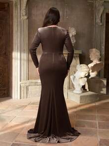 Aureia Elegantes romantisches Abendkleid in Große Größen mit rotem Herzausschnitt, Langarm, verzierter geraffter Meerjungfrauensaum (stark verziertes Design) - Kaffeebraun - Übersicht 3