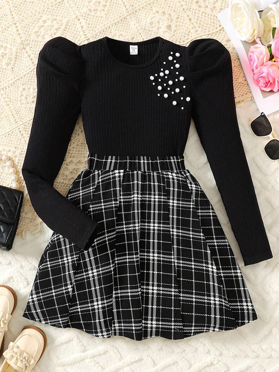 SHEIN Bộ áo thun tay phồng đính hạt màu trơn thanh lịch thời trang thu đông cho bé gái tuổi mới lớn và chân váy kẻ caro xếp ly, màu đen, thích hợp cho tiệc Giáng sinh, trang phục 2 món màu đen cho bé gái, phong cách Y2K - màu đen - Xem 1