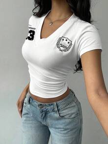 SHEIN EZwear 女式休闲运动 V 领数字和字母徽章印花短袖褶饰修身短款 T 恤，夏季 - 白色 - 查看 5