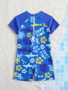 穿上这款儿童连体防晒泳衣，尽情享受夏日乐趣！泳衣采用“冲浪时光”印花、可爱的鲨鱼和热带图案，UPF 50+ 防晒，速干面料，色彩鲜艳——是海滩、泳池或任何户外活动的理想之选。舒适贴身，背部拉链设计，方便穿脱。男宝宝沙滩装，男宝宝泳衣，短袖，男宝宝防晒泳衣 - 彩色 - 查看 3