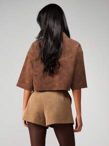 MISSGUIDED Kemeja suede model crop dengan kancing depan, kerah, dan saku dada untuk tren fesyen musim gugur. - Coffee Brown - View 2