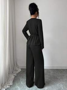 Elenzga 女士优雅高端正式办公通勤休闲曲线商务休闲纯色纹理面料叠层V领收腰褶裥大金属扣下摆开衩长袖衬衫+松紧腰宽松直筒裤套装 - 黑色 - 查看 2